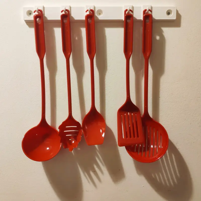 Achat Immédiat Ustensiles de cuisine rouges et fixation