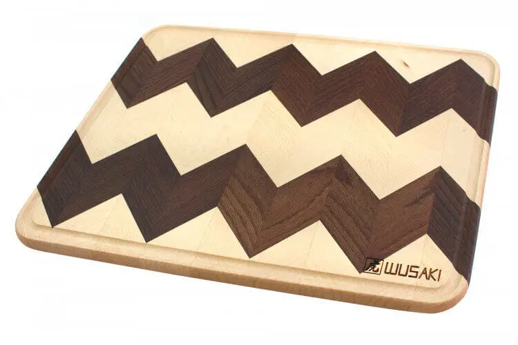 Livraison Express Planche &agrave; d&eacute;couper Wusaki en bois de h&ecirc;tre thermo-trait&eacute; certifi&eacute; FSC avec rigole – 40 x 30 x 1,9 cm