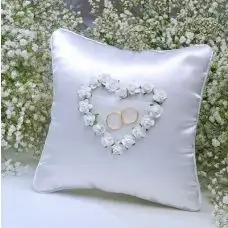 Soldes Coussin porte alliance avec coeur en raphia blanc