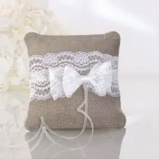 Coussin porte alliance mariage en jute avec noeud blanc dentelle Offre Du Jour
